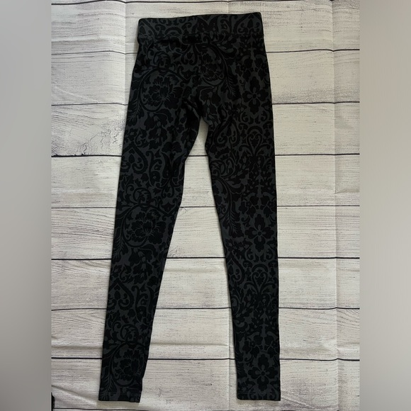 Aeropostale Women’s Leggings Black and Gray. 🖤🩶Gently used still great shape. - Picture 2 of 4